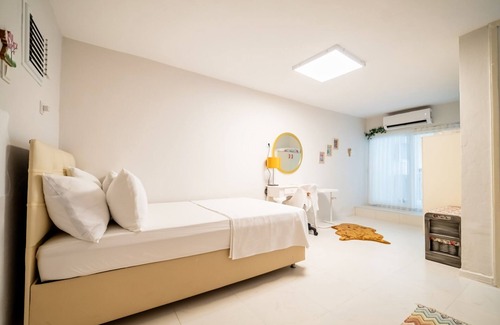 Lara Apartment | Seaside Retreat Vibrant Flat 2 min to Beach