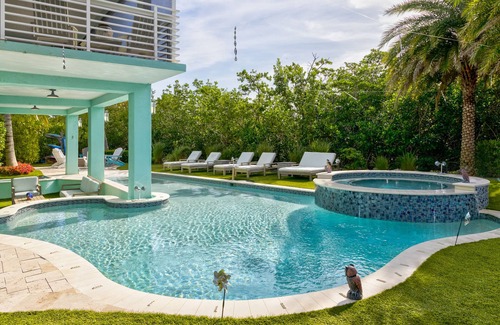 Winston Waterways House | Seaside Serenity: Your Ultimate Getaway Awaits in Key Largo
