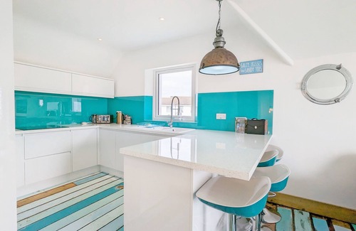 Selsey Cottage | Seaside - sleeps 8 guests in 3 bedrooms
