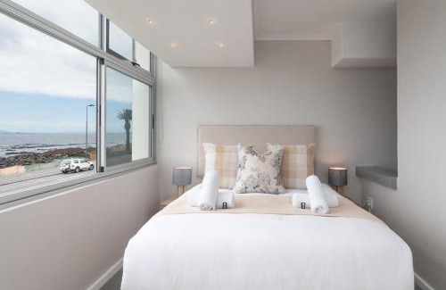 Mouille Point Apartment | Seaside Studio in Mouille Point