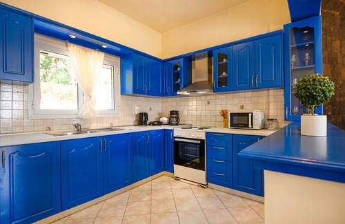 Perama Apartment | SeaSunrise: Modern, spacious Apt, A/C, WiFi, Near beach