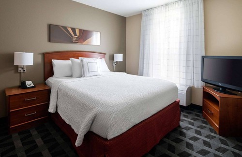 Renton Hotel | Seattle Family Escape: Outdoor Pool, Pet-Friendly, Free Airport Shuttle, 2 Rooms