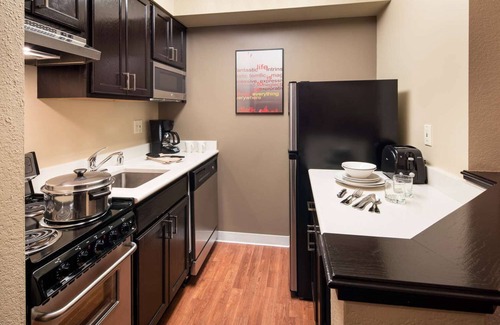 Renton Hotel | Seattle Family Escape: Outdoor Pool, Pet-Friendly, Free Airport Shuttle, 2 Rooms