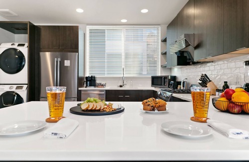 East Queen Anne House | Seattle Skyline Views! Walk to Space Needle! Rooftop deck! Beautiful design!