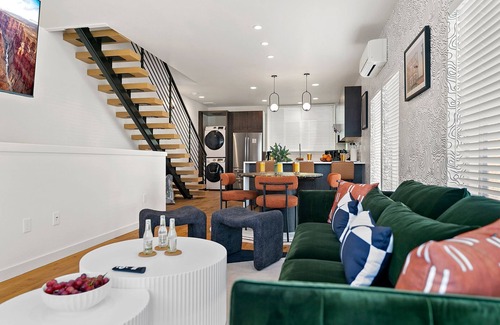 East Queen Anne House | Seattle Skyline Views! Walk to Space Needle! Rooftop deck! Beautiful design!