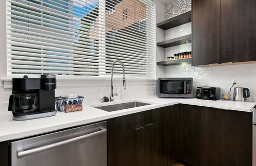 East Queen Anne House | Seattle Skyline Views! Walk to Space Needle! Rooftop deck! Beautiful design!