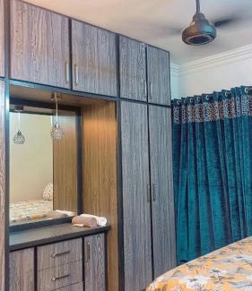 Clifton Apartment | SeaView 2BR with parking, Walk to Dolmen Mall & Park