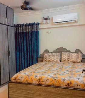 Clifton Apartment | SeaView 2BR with parking, Walk to Dolmen Mall & Park