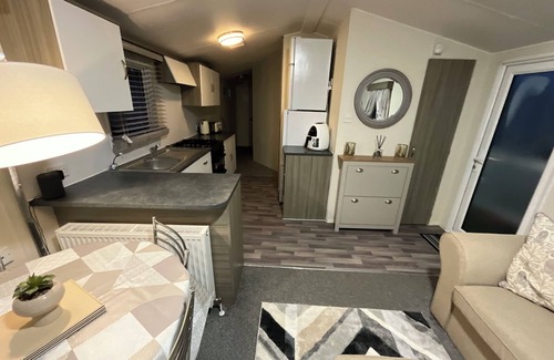 Colchester Cabin | Seaview Caravan 2 Bedroom Sleeps 6 -WiFi -Smart Tv