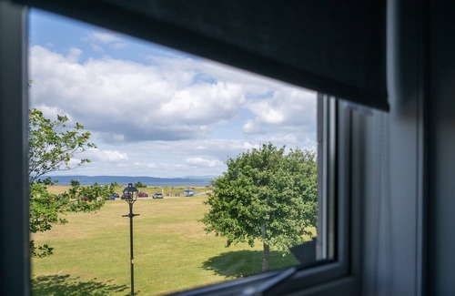 Nairn House | Seaview House - A Traditional Home by the Beach