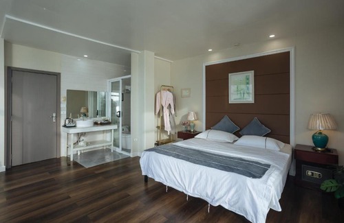 Koror House | Seaward 270 degrees deluxe ocean view room with queen bed