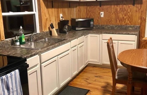 Stockdale Cabin | Secluded 2 bedroom cabin near Lake Jackson.