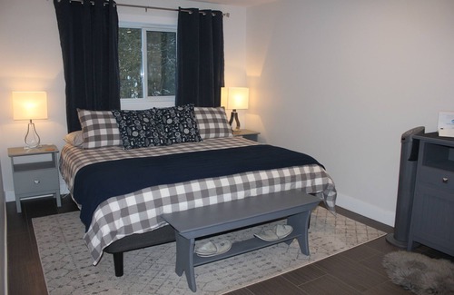 Greater Madawaska Cottage | Secluded and Cozy allnSeason Lakefront Cottage (No Pets)
