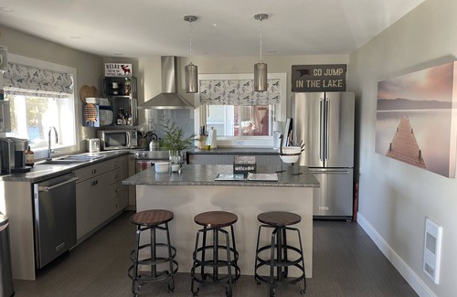 Greater Madawaska Cottage | Secluded and Cozy allnSeason Lakefront Cottage (No Pets)