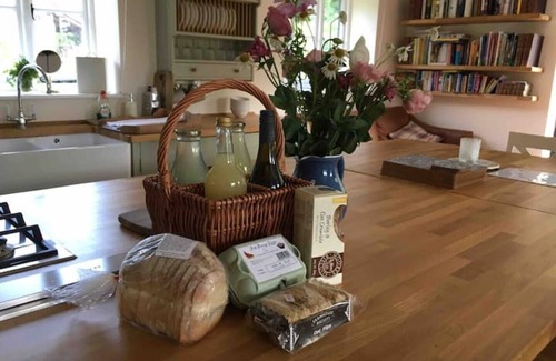 Denton Cottage | Secluded & Beautifully Restored Tudor Home w Large Garden. Family & Pet friendly