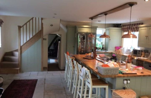 Denton Cottage | Secluded & Beautifully Restored Tudor Home w Large Garden. Family & Pet friendly