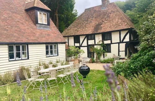 Denton Cottage | Secluded & Beautifully Restored Tudor Home w Large Garden. Family & Pet friendly