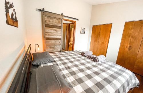 Divide House | Secluded Cabin fishing hiking relaxing fireplace