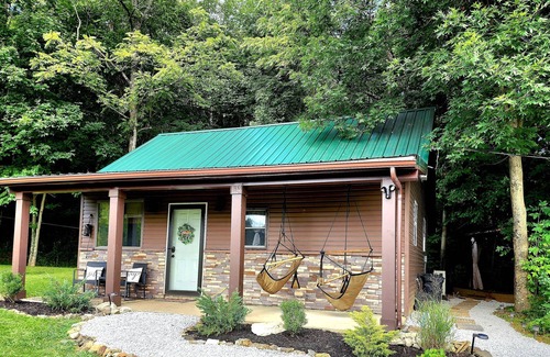 Carbon Hill Cabin | Secluded Cabin near Hocking Hills with Stocked Pond/ Hot Tub on 40 acres