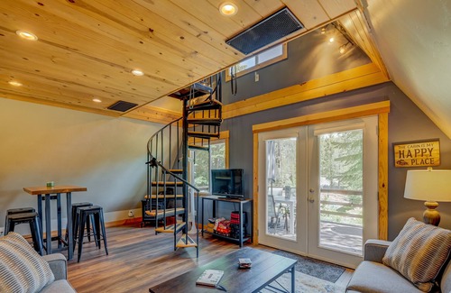 Pla-Vada Woodlands Cabin | Secluded cabin with deck, WiFi, loft, W/D & gas fireplace - quiet location