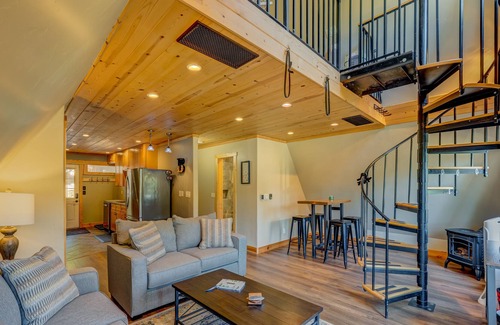 Pla-Vada Woodlands Cabin | Secluded cabin with deck, WiFi, loft, W/D & gas fireplace - quiet location