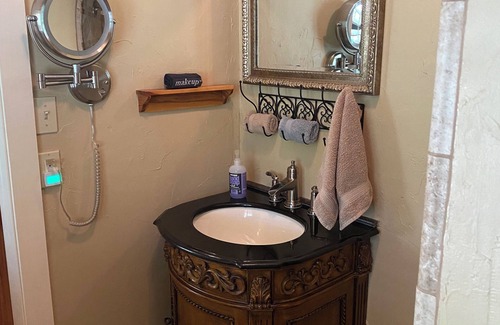 Fredericksburg Bed & Breakfast | Secluded Country Cottage in the Texas Hill Country