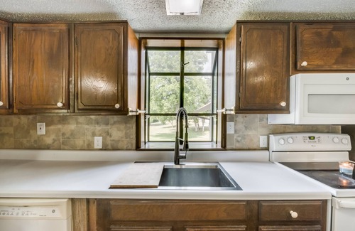 Annetta House | Secluded Country Lodge In Aledo - Pet Friendly!
