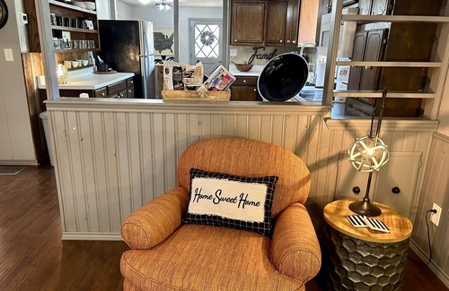 Annetta House | Secluded Country Lodge In Aledo - Pet Friendly!