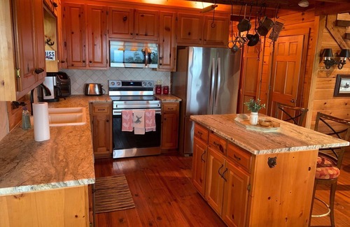 Tate House | Secluded & Cozy Log Cabin w/Expansive Deck Views