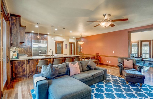 Pla-Vada Woodlands House | Secluded, dog-friendly home with a private hot tub, gas fireplace, washer/dryer