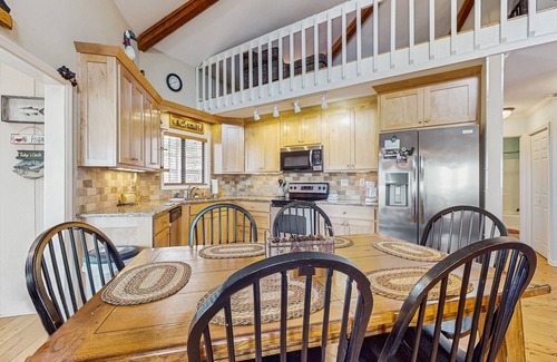 Tate Cabin | Secluded dog-friendly cabin with on-site golf, pool, wrap around deck & W/D