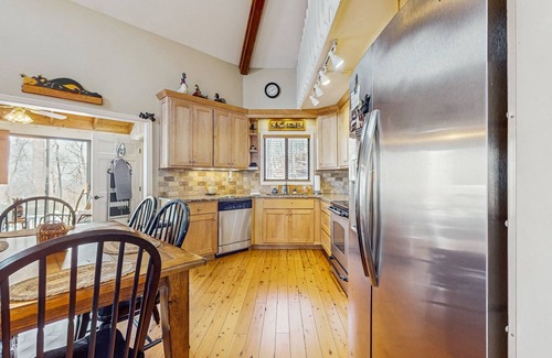 Tate Cabin | Secluded dog-friendly cabin with on-site golf, pool, wrap around deck & W/D