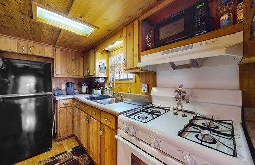 Hector House | Secluded dog-friendly home with loft, firepit, grill, deck, streaming, kitchen
