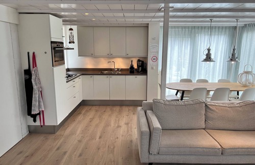 Ouddorp House | Secluded family house at park with all facilities