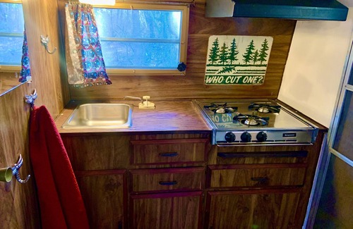 Ocean View House | Secluded glamping, AC, full bath, 7 minutes to beaches, Jacuzzi, pet-friendly