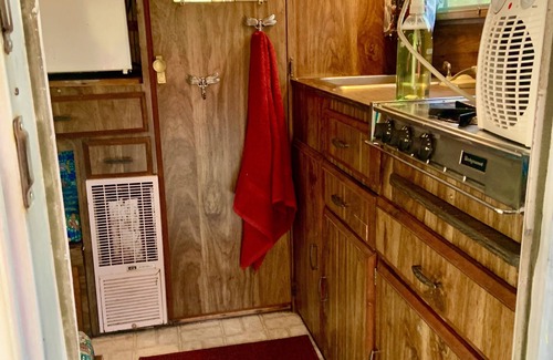 Ocean View House | Secluded glamping, AC, full bath, 7 minutes to beaches, Jacuzzi, pet-friendly