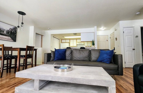 Veterans Park Apartment | Secluded Oasis!