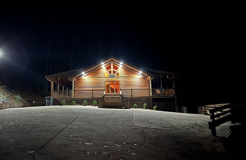 Hemp Cabin | SECLUDED RETREAT-STUNNING MTN VIEWS-MASTER ON MAIN-POOL TABLE-ARCADE-FIRE PIT