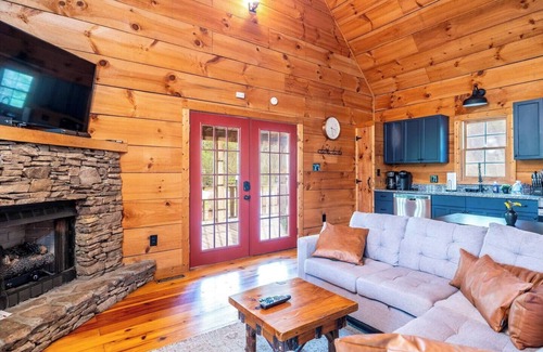 Townsend Cabin | Secluded Retreat with Hot Tub, Arcade Fun