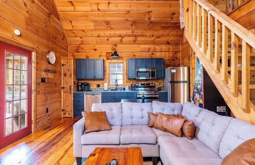 Townsend Cabin | Secluded Retreat with Hot Tub, Arcade Fun