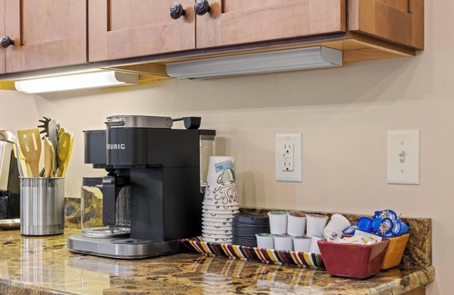 Cleveland House | Secluded Yurt Hideaway 10 min to Table Rock