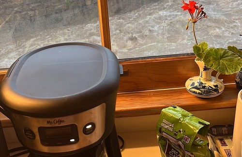 Lower State Apartment | Second story studio 1 1/2 blocks to beach