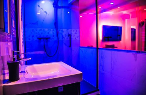Bretigny-sur-Orge Apartment | SECRET SUITE "Mr Grey" - Jacuzzi privatif - Gare RER C - Proche Paris