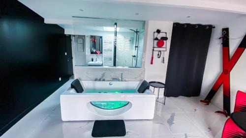 Bretigny-sur-Orge Apartment | SECRET SUITE "Mr Grey" - Jacuzzi privatif - Gare RER C - Proche Paris