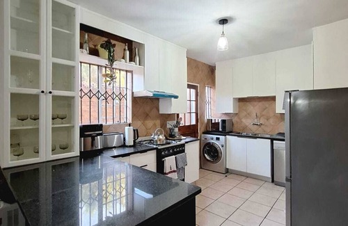 Tshwane Cottage | Secure 4-Bedroom Lakeside Cottage – Monthly Rental in Pretoria, South Africa