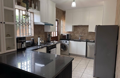 Tshwane Cottage | Secure 4-Bedroom Lakeside Cottage – Monthly Rental in Pretoria, South Africa