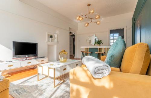 Rondebosch Apartment | Secure and Modern 2Bed Apartment in Cape Towns Charming Rondebosch