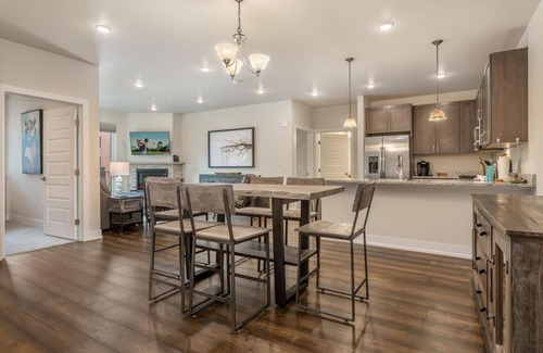 Dillon Condo | See Fall Colors on a Short Walk from This Modern Condo to Lake, Marina & Restaurants