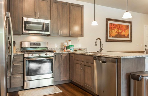 Dillon Condo | See Fall Colors on a Short Walk from This Modern Condo to Lake, Marina & Restaurants