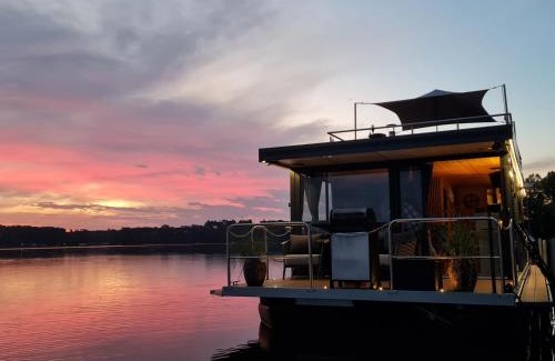 Mullrose Boat Rental | Seezeit im Hausboot mit Kamin & Sauna